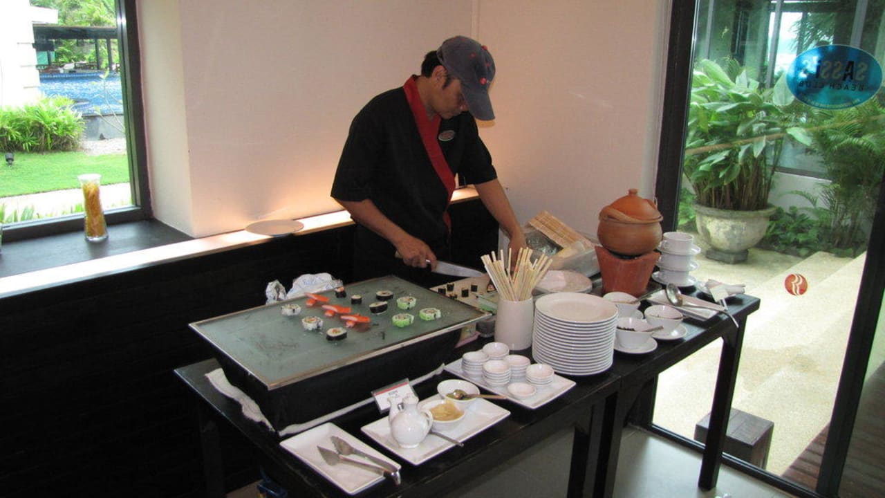 Lecker Sushi zum Frühstück Ramada Resort by Wyndham Khao Lak