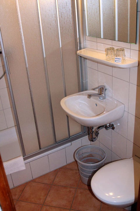 Bad - winzig aber sehr sauber Hotel Berggasthof Markbuchen