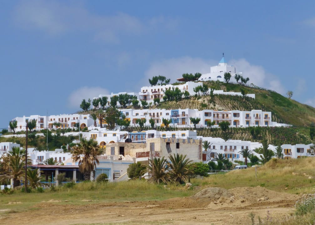 Von der Straße aus betrachtet Lagas Aegean Village