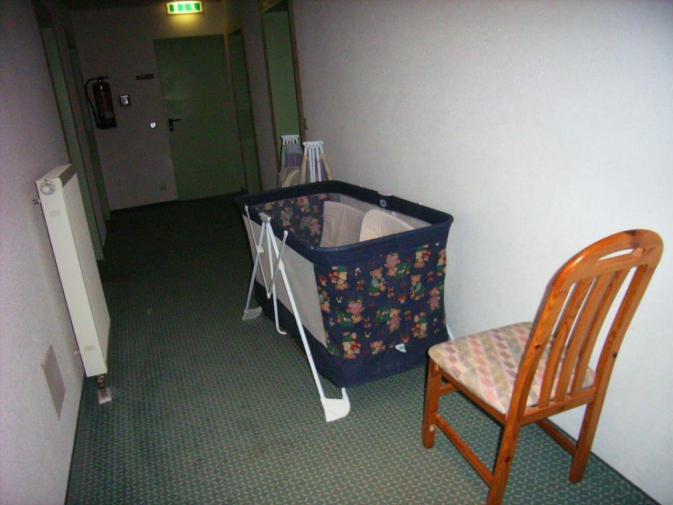 Defekte Möbel stapeln sich im Flur Hotel Ahornhof