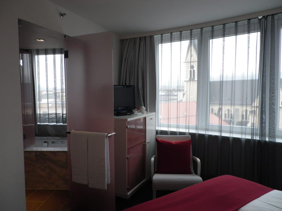 Blick ins Badezimmer voco Villach