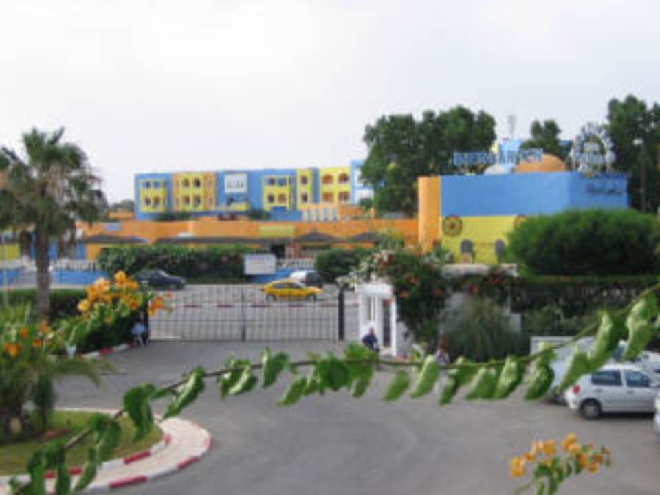 Aussicht aus Hotelzimmer direkt auf Straße Hotel Nesrine