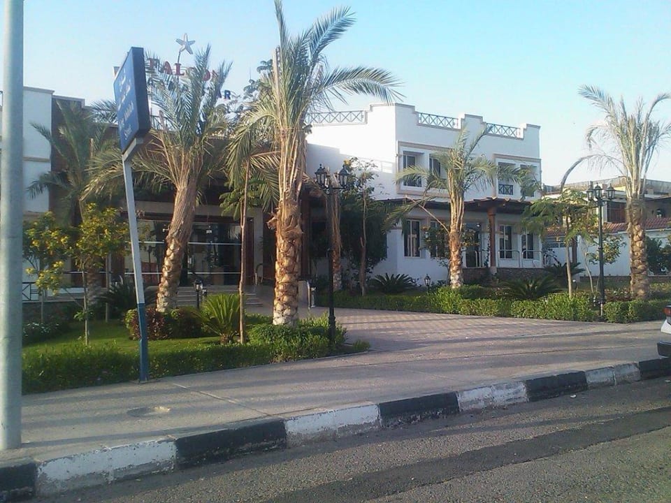 Ansicht von der Staße Hotel Falcon Naama Star