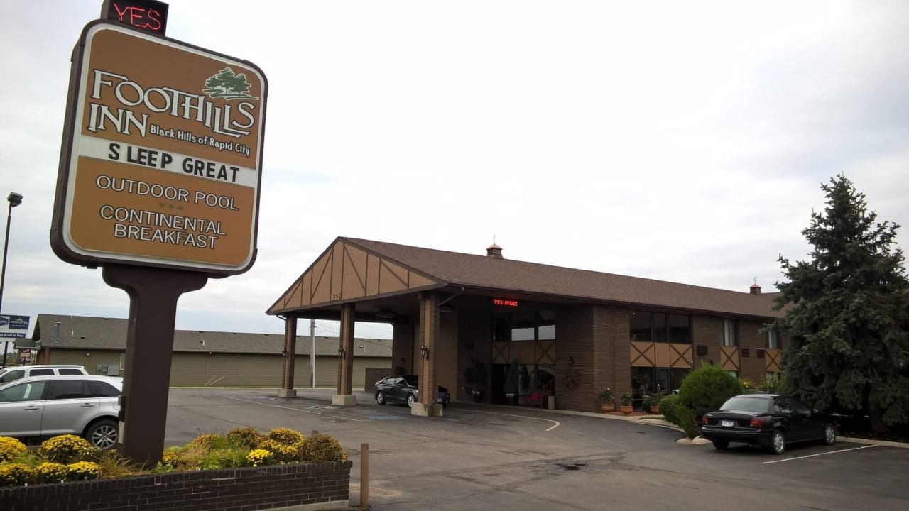 Eingang zum Hotel Hotel Foothills Inn