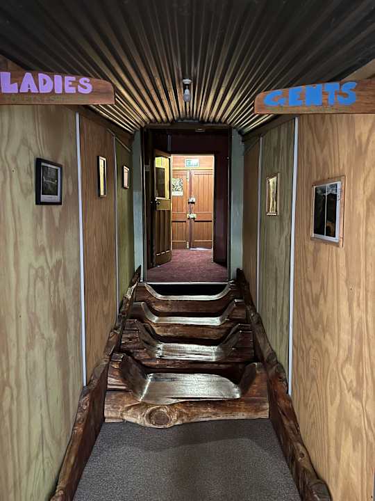 Lobby The Crossing Lodge & Backpackers