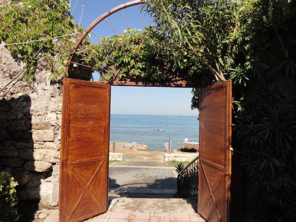 Wyjście na promenadę Can Garden Beach