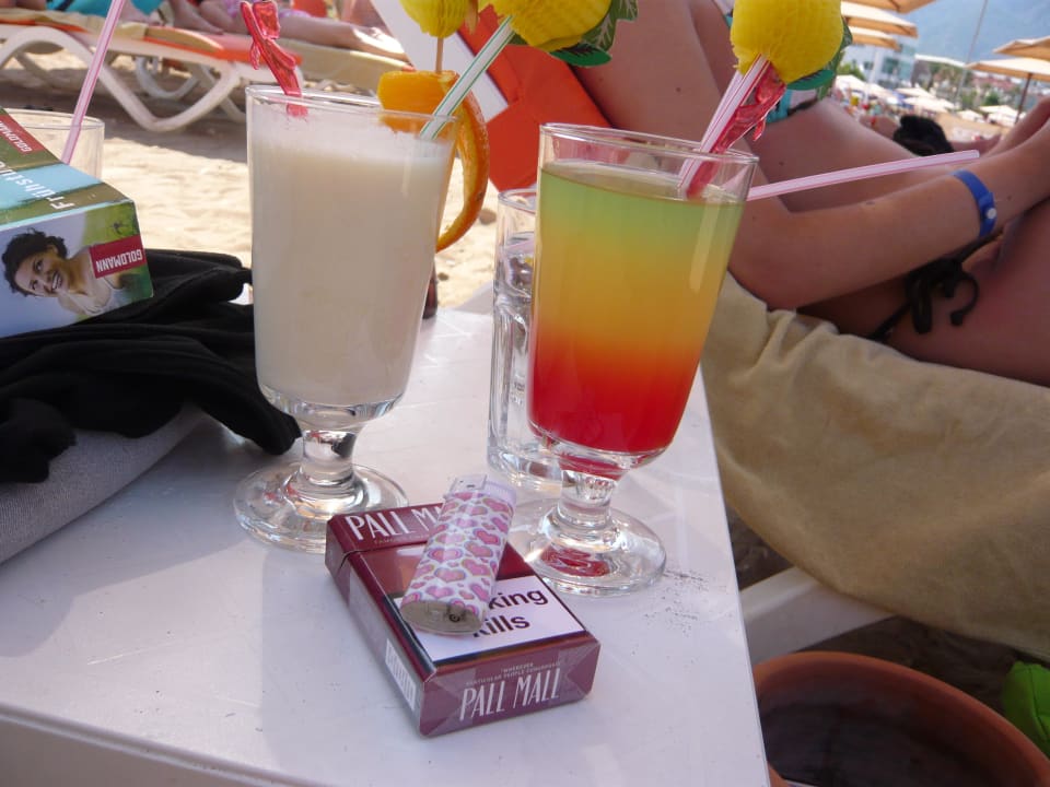 Am Strand Cocktails schlürfen İmperial Turkiz Resort Hotel