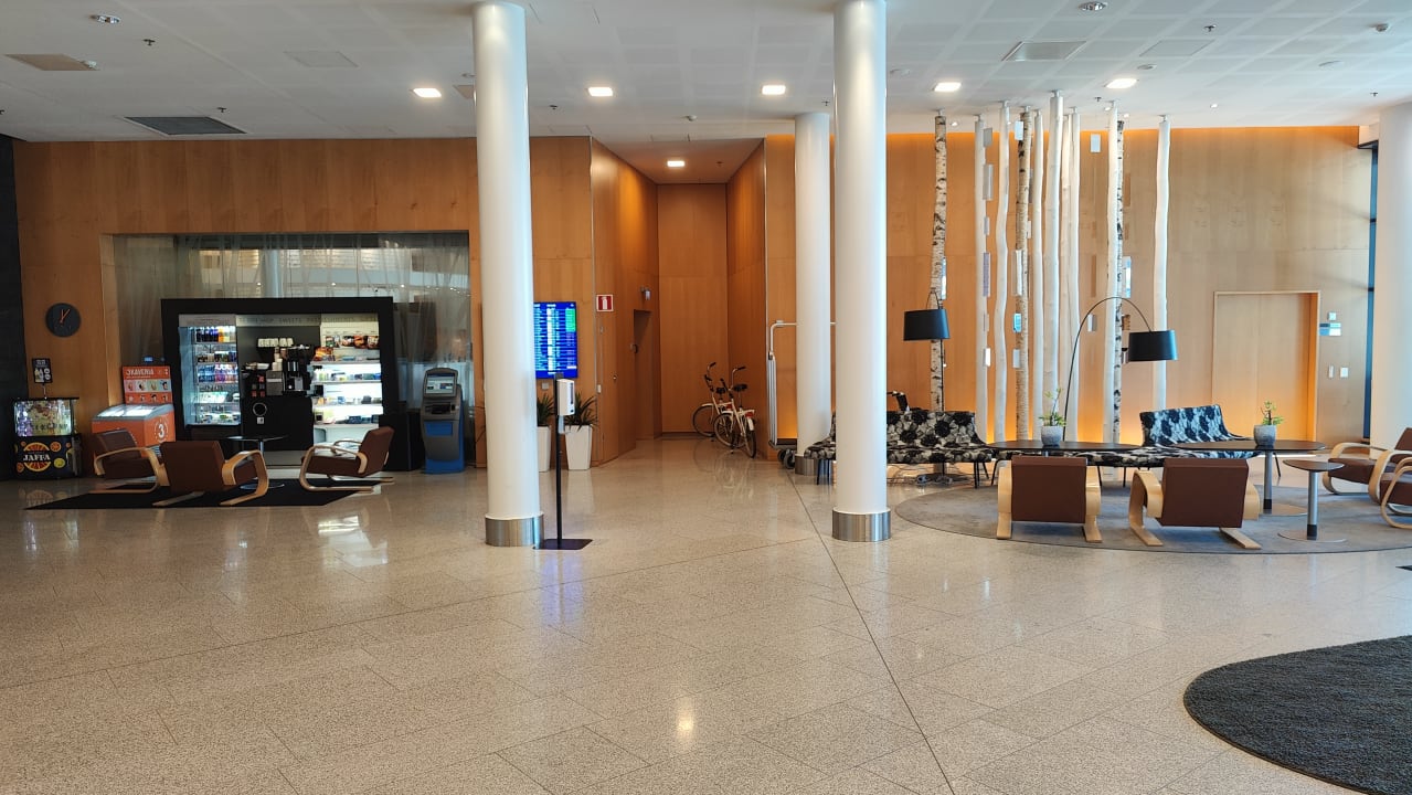 Lobby Hilton Helsinki Airport