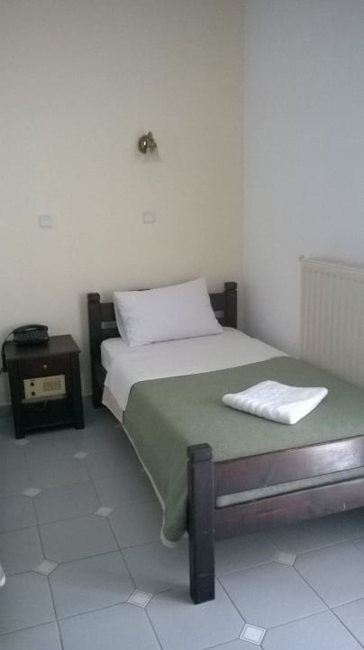 Einfaches, aber bequemes Bett (Zimmer 44) Hotel Geranion Village