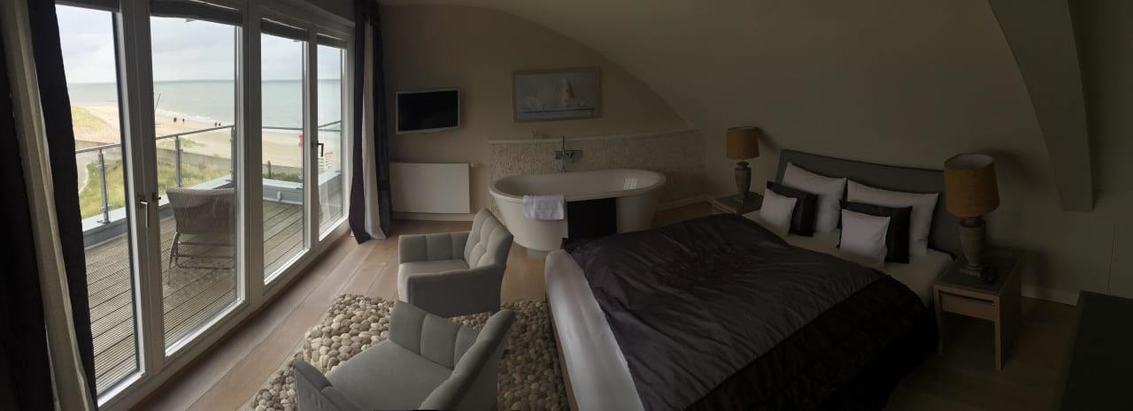 Mastereuite mit Badewanne Schlafbereich Hotel Strand am Königshafen
