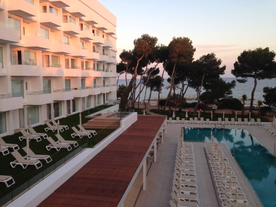 Ansicht Pool/Hotel in der Abendsonne Iberostar Selection Santa Eulalia Ibiza
