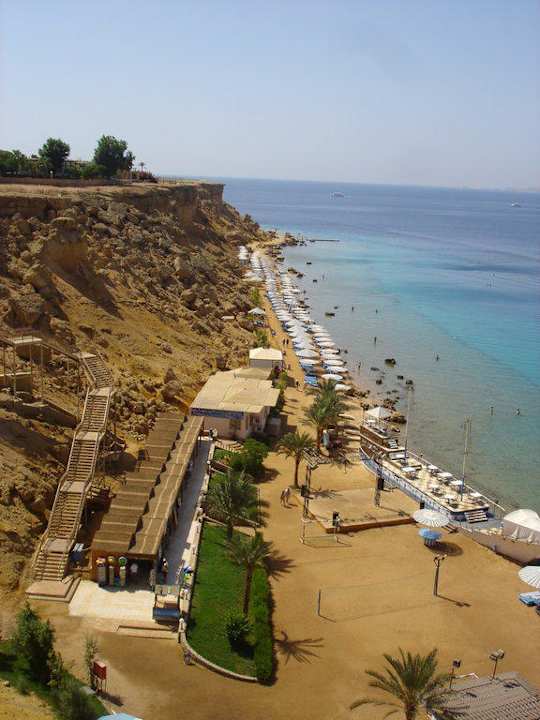 Strand links des Aufzuges Albatros Sharm Resort