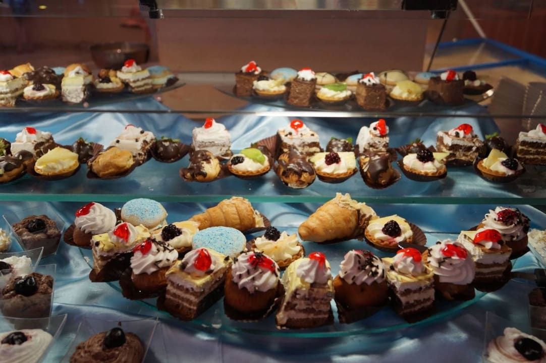 Bogaty wybór ciastek Mitsis Rodos Village