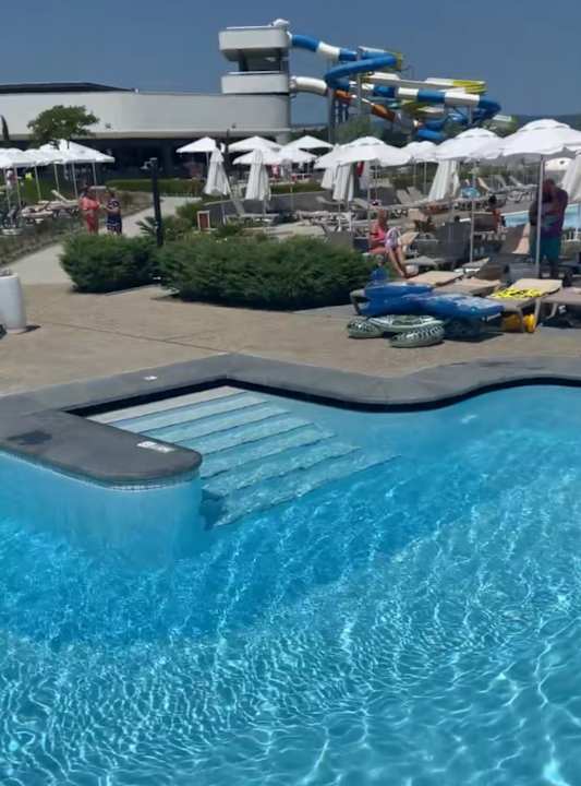 Pool Wave Resort
