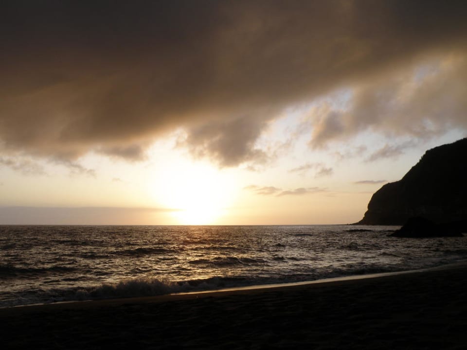 Sonnenuntergang am nahen Strand Caloura Hotel Resort