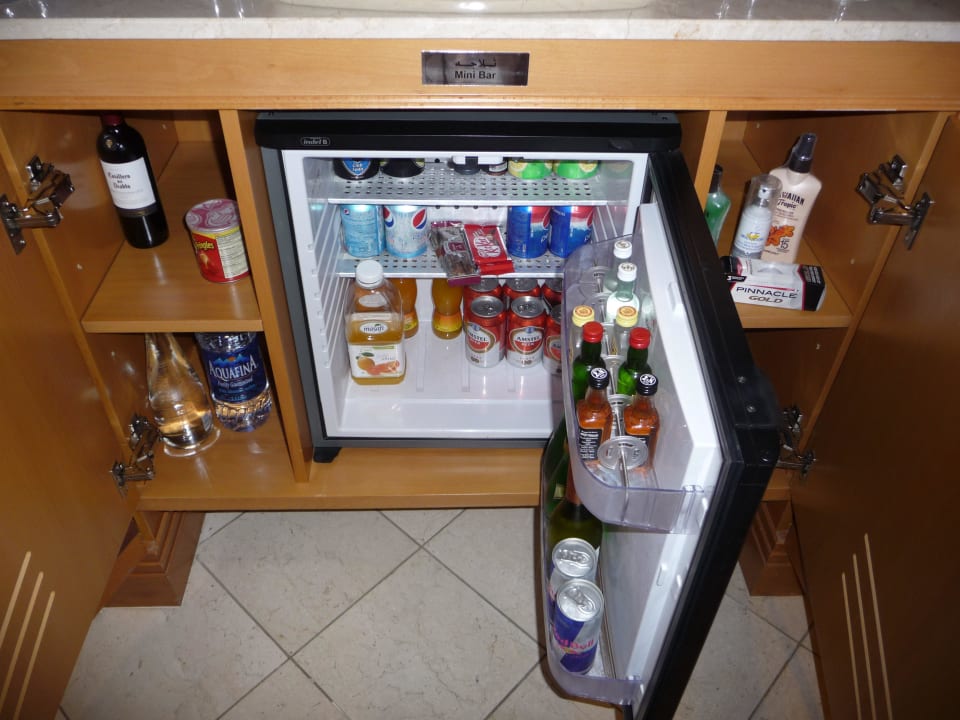 Gut gefüllte Minibar,  Hilton Dubai Jumeirah