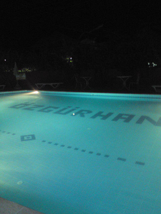 Der Pool beleuchtet bei Nacht, wunderschön Hotel Özgürhan