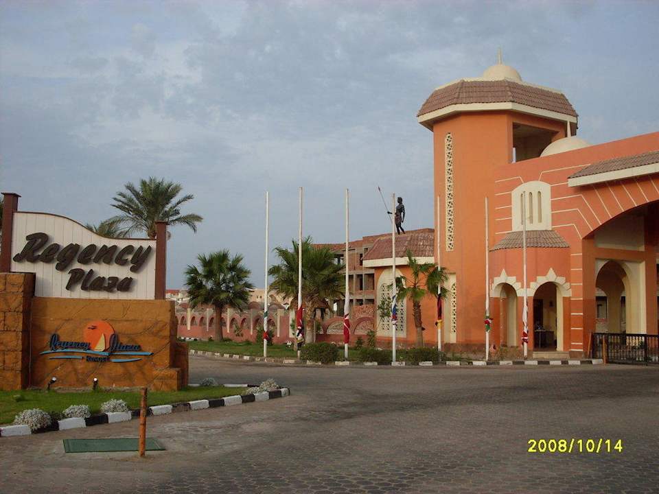 Widok na bramę główną Regency Plaza Aqua Park & Spa