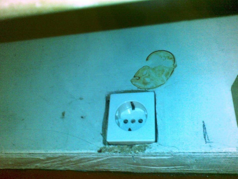 Bettablage mit Steckdose und Flecken Hotel Villa Seehof