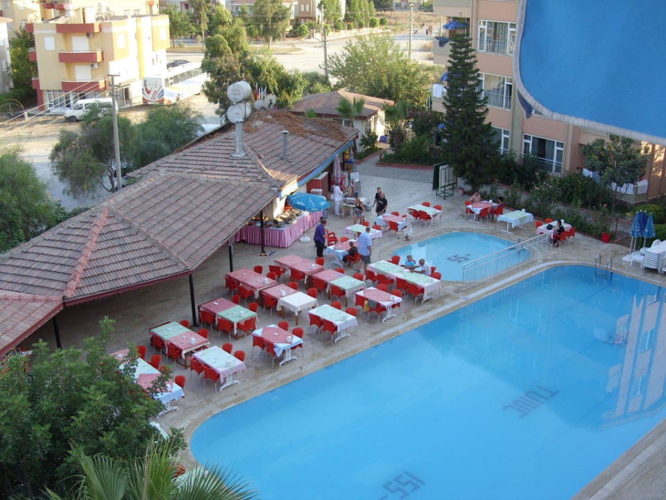 Pool und Essbereich New Garden Hotel Side