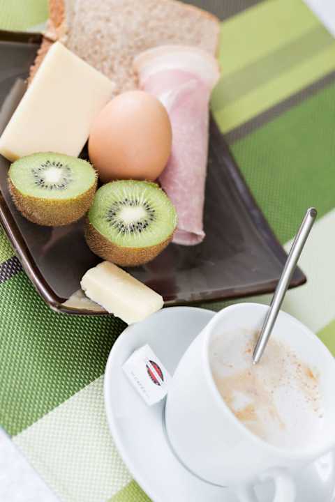 Buffet petit-déjeuner Hotel l'Eskemm