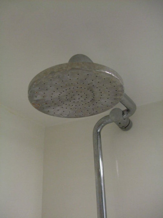 Verkalkte Duscharmatur mit Wasserflecken Hotel SU & Aqualand