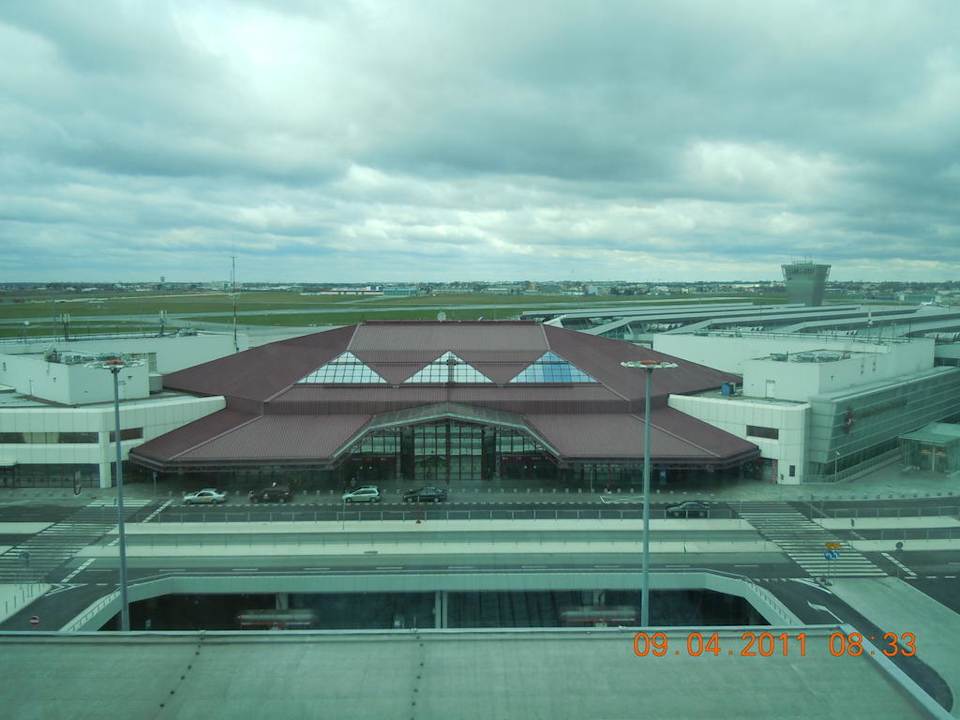 Sicht aus dem Hotel auf den Flughafen Hotel Courtyard by Marriott Warsaw Airport