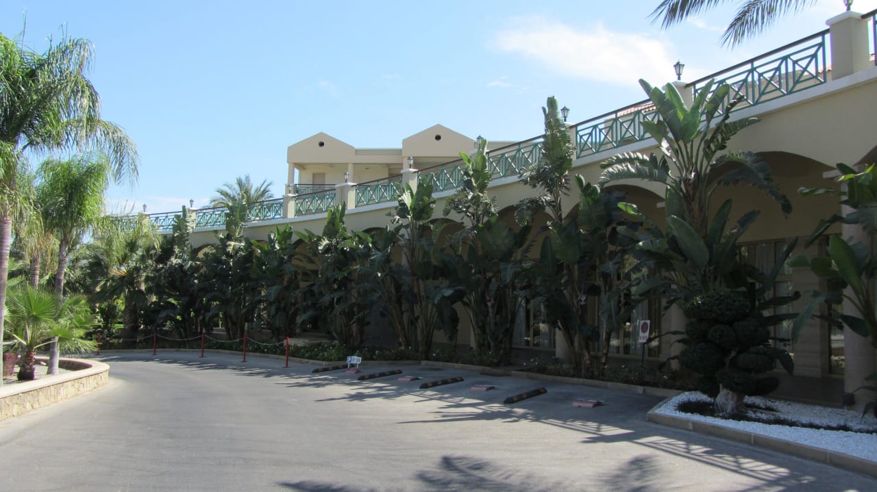 Auffahrt zum Hoteleingang Lindos Princess Beach Resort & Spa