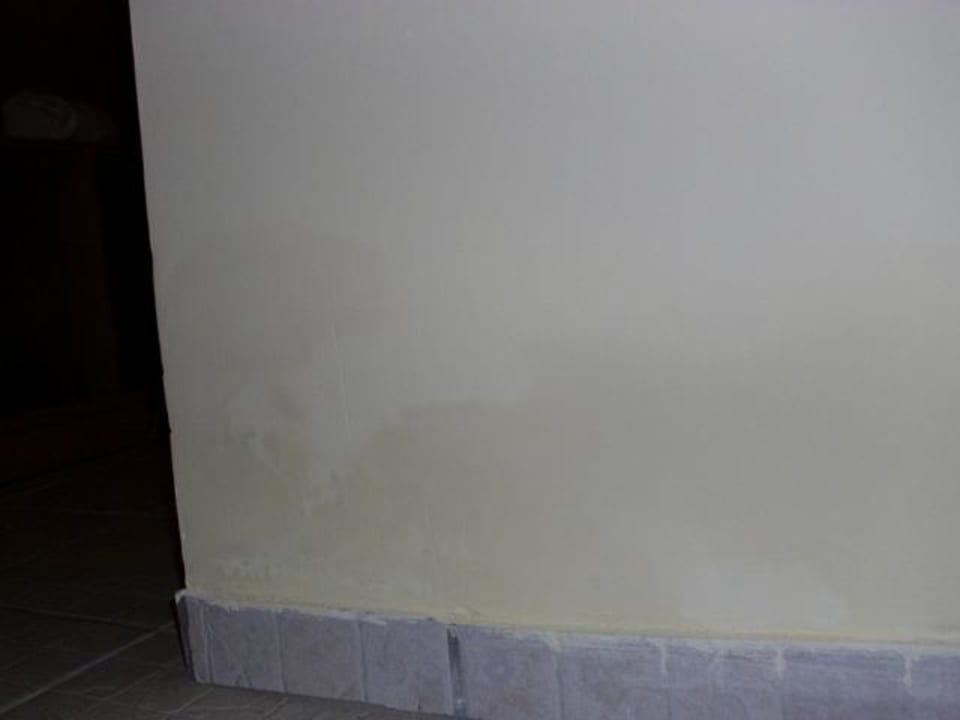 Wand nach Schimmelbeseitigung mit Chlor Tiana Beach Resort