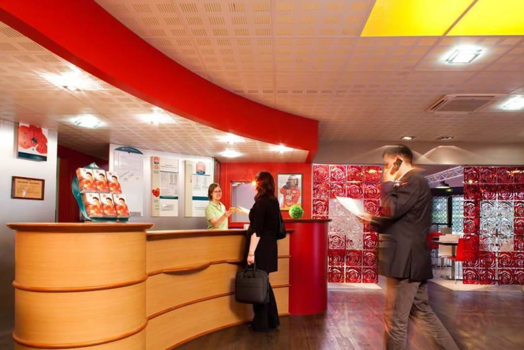 La réception Hotel Ibis Cergy Pontoise Le Port