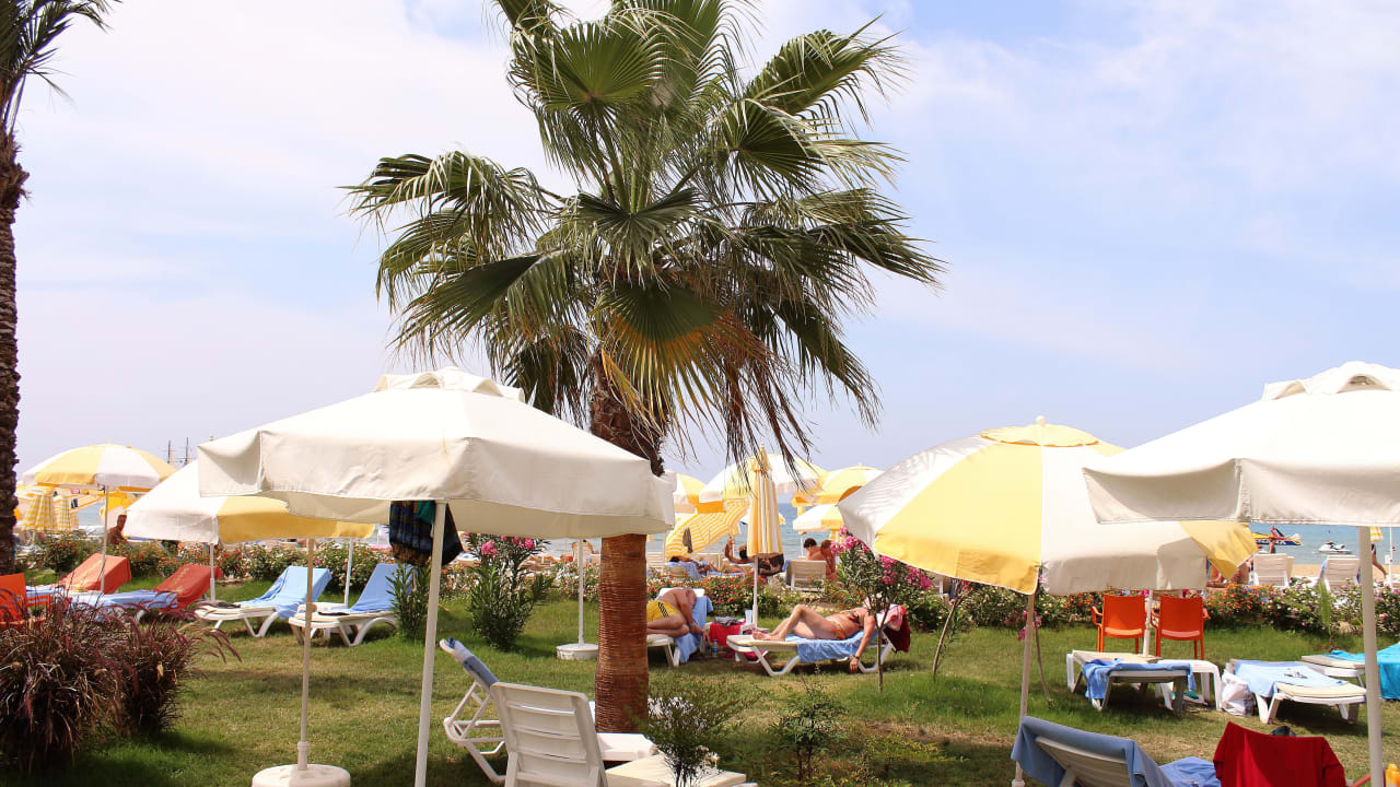 Rasen im Gartenbereich Annabella Diamond Hotel & Spa