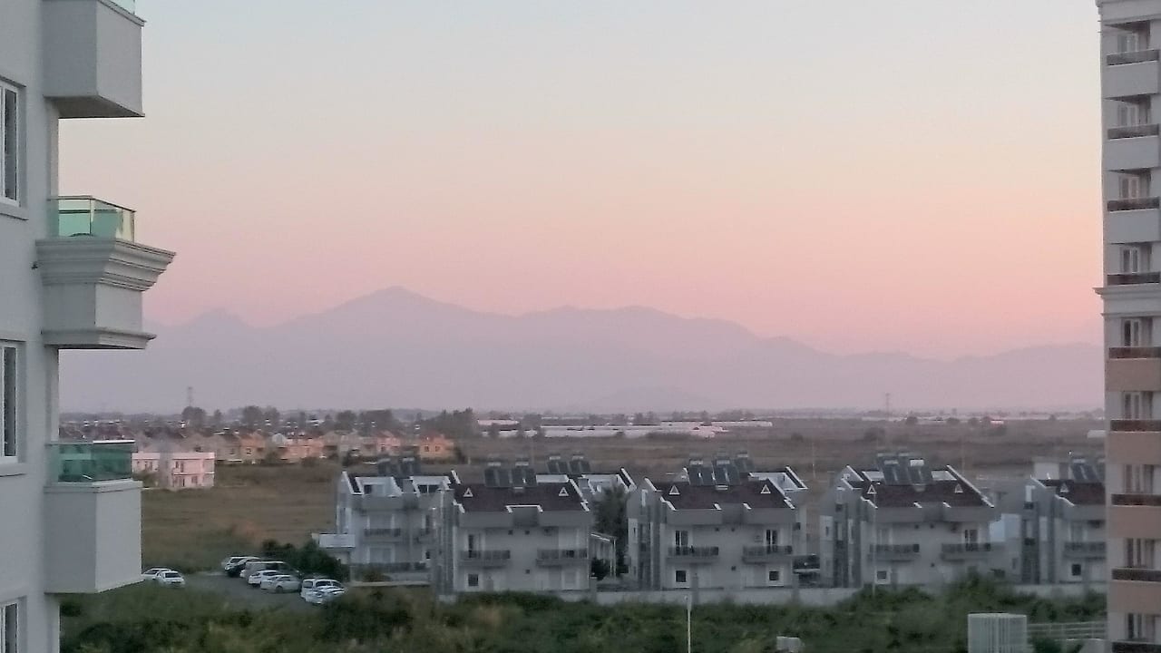 Landseite zum Ramada Wyndham Garden Lara