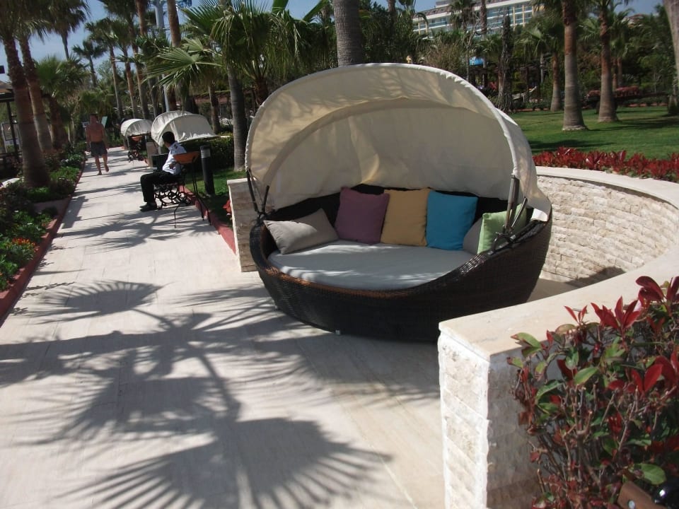 Bequeme Sitzgelegenheit im Garten Saphir Resort & Spa