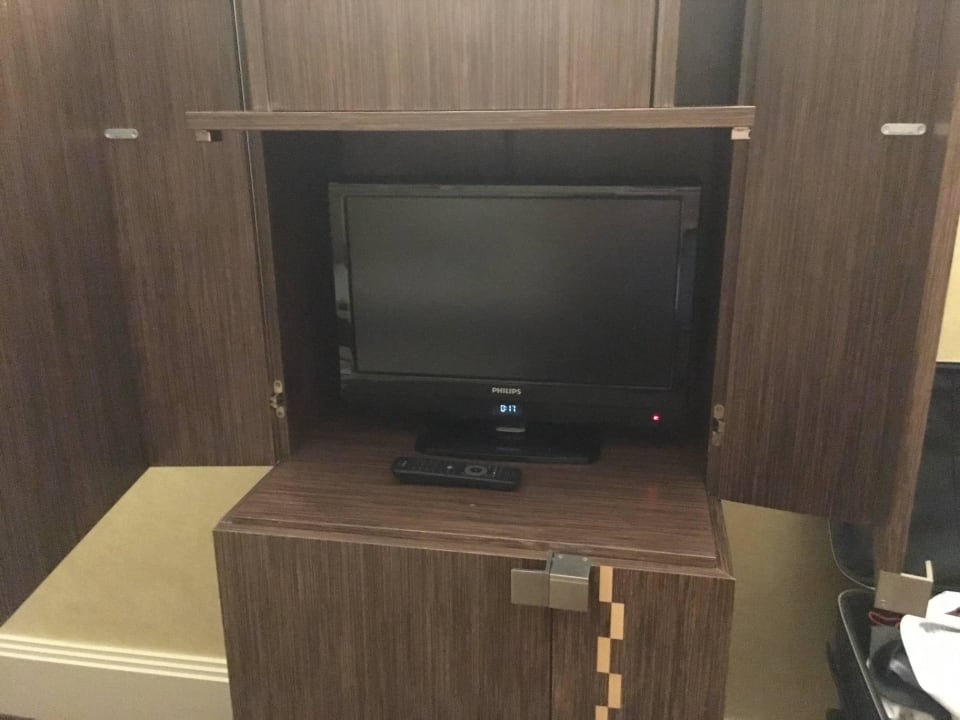 Zu kleiner TV im Zimmer Hotel Mondial am Dom Cologne- MGallery