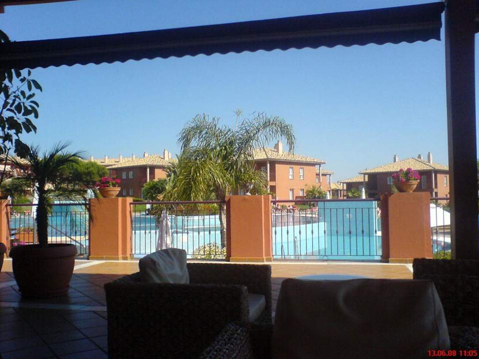 Blick zum Pool von der Hotelterrasse aus Ilunion Sancti Petri