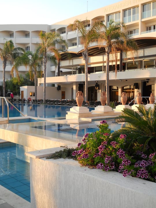 Blick auf Pool Alexander The Great Beach Hotel