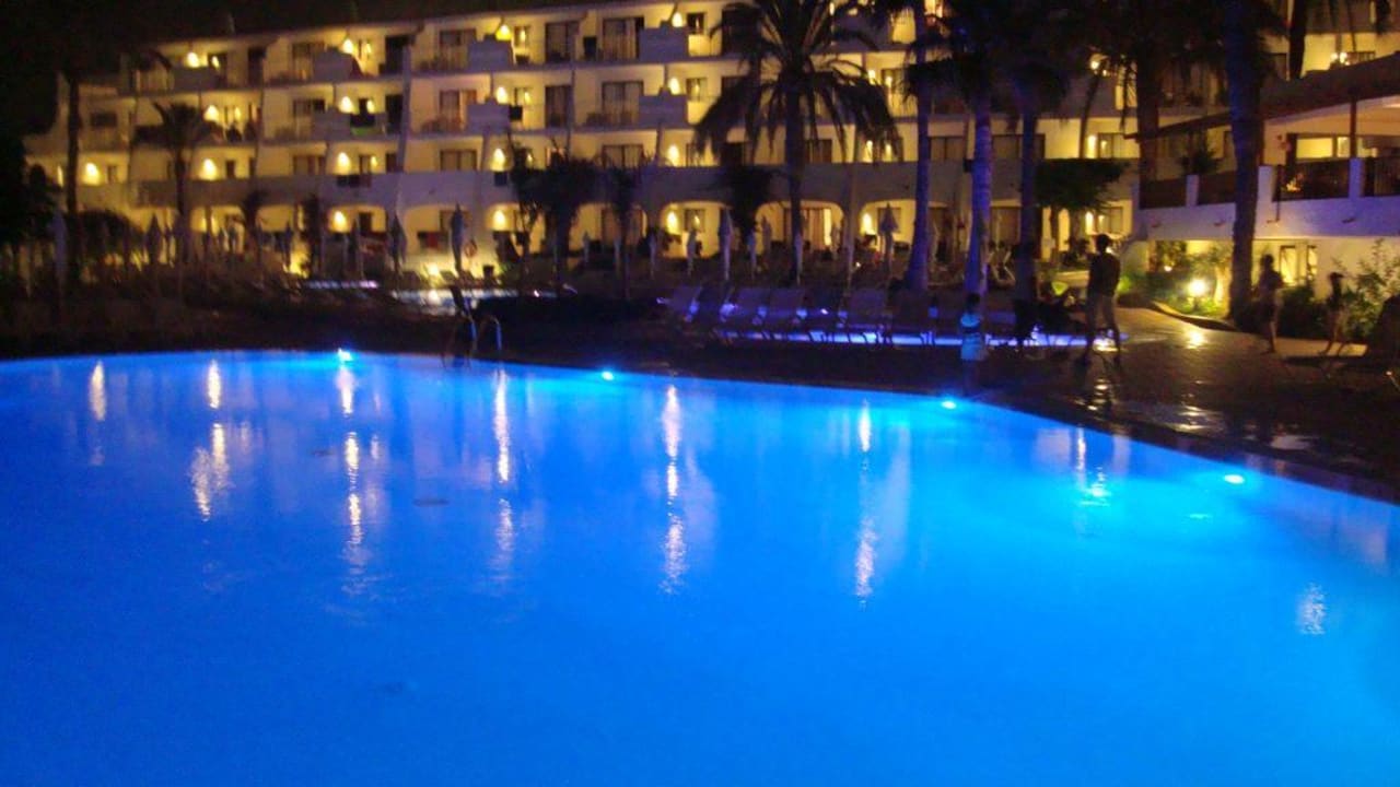 Pool am Abend Sunprime Atlantic View