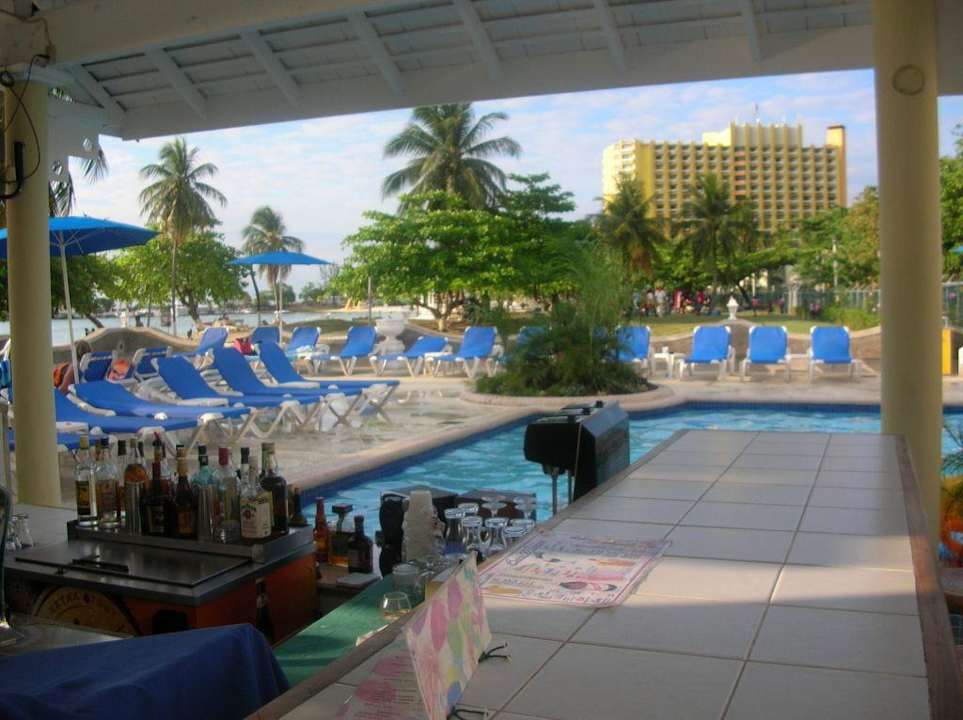 Bar und Pool Hotel Rooms on the Beach by Superclubs