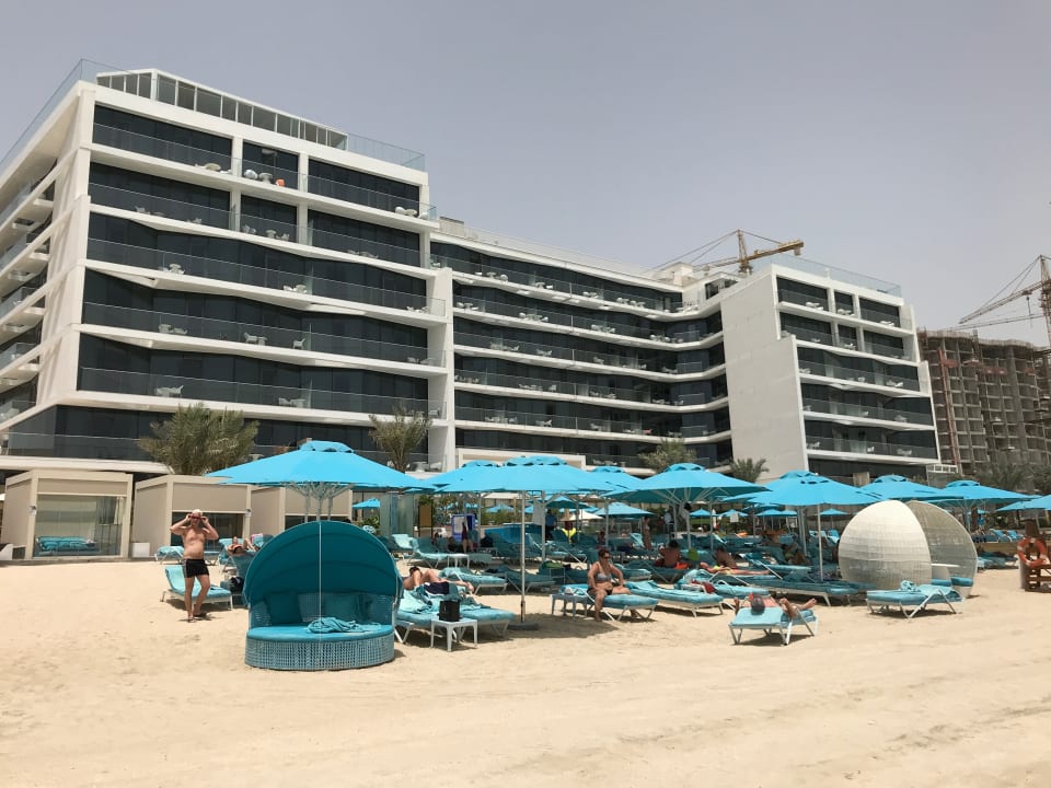 Hotelansicht vom Strand aus. The Retreat Palm Dubai MGallery by Sofitel