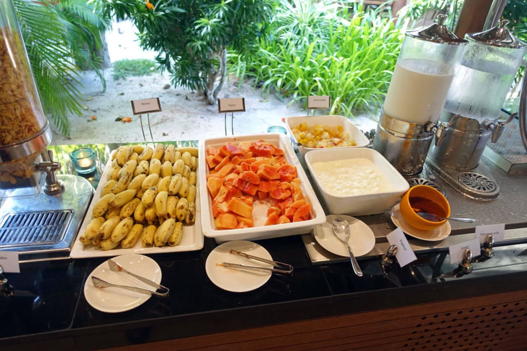 Obstsalat aus der Dose am Frühstücksbüffet Summer Island Maldives