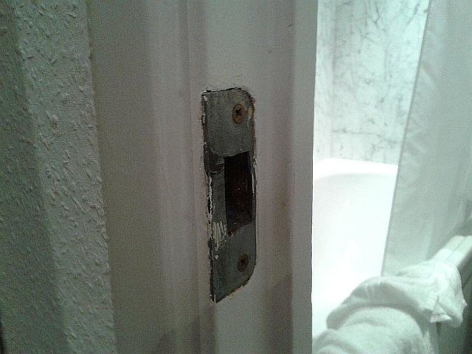 Undichte, rostige Toilettentür Hotel Neptun