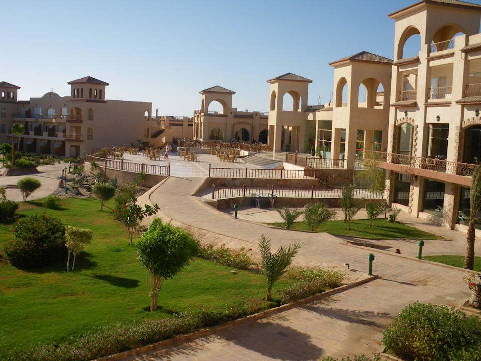 Blick vom Balkon zur Terrasse, Restaurant usw. Pensée Royal Garden Beach Resort