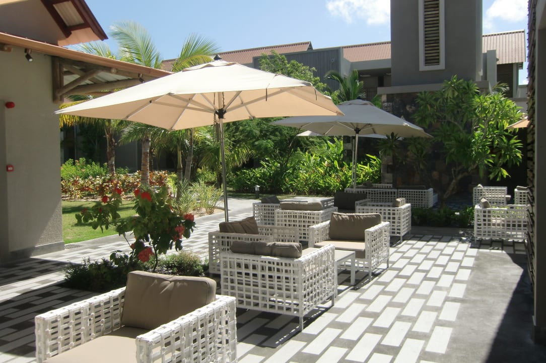 Der Außenbereich  an der Bar Crystals Beach Resort Belle Mare, a member of Radisson Individuals