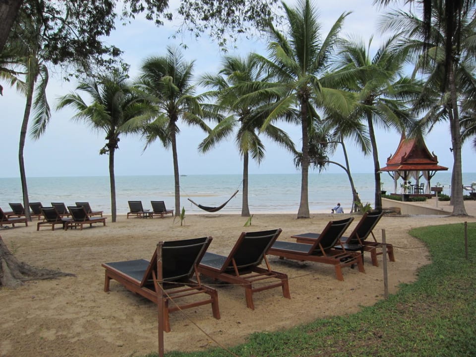 Liegestühle am Strand Anantara Hua Hin Resort