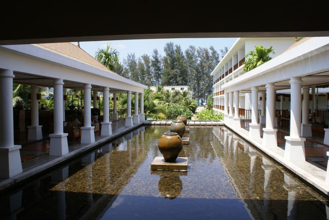 Vor der Lobby Hotel Naithonburi Beach Resort