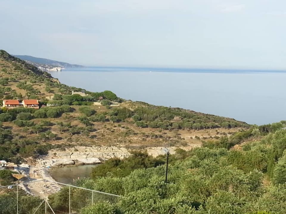 Widok z pokoju na prawo Aeria Hotel