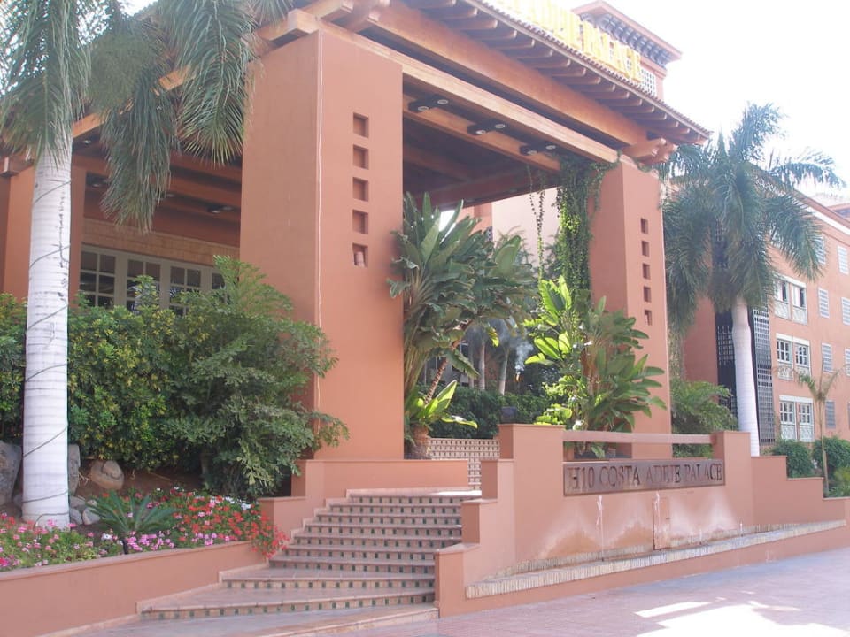 Wejście do hotelu H10 Costa Adeje Palace