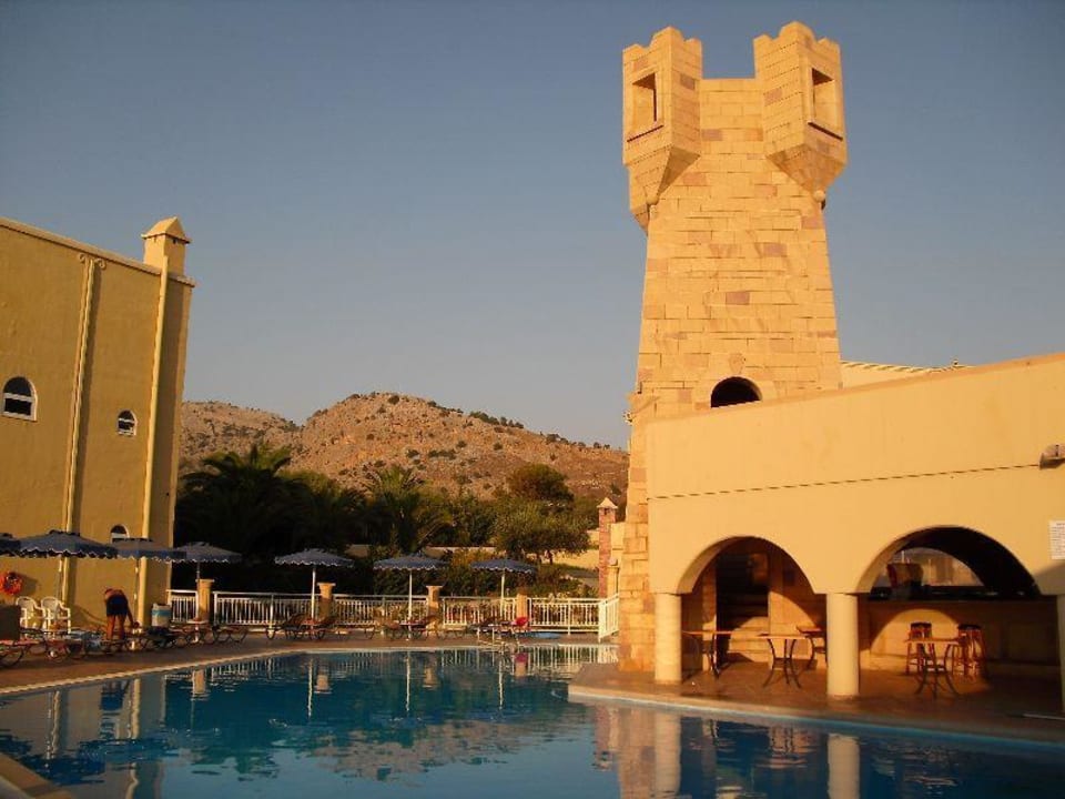 Rechts die Poolbar am Morgen Lindos Royal Resort