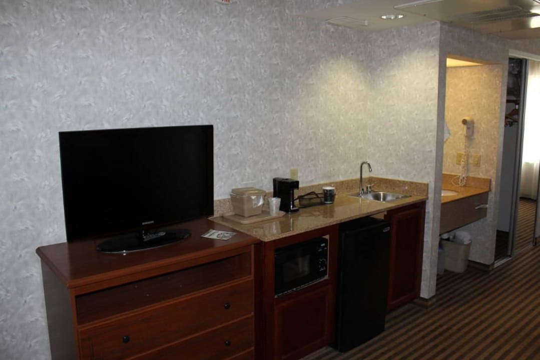 Miniküche und TV Zimmer 202 Comfort Suites Visalia