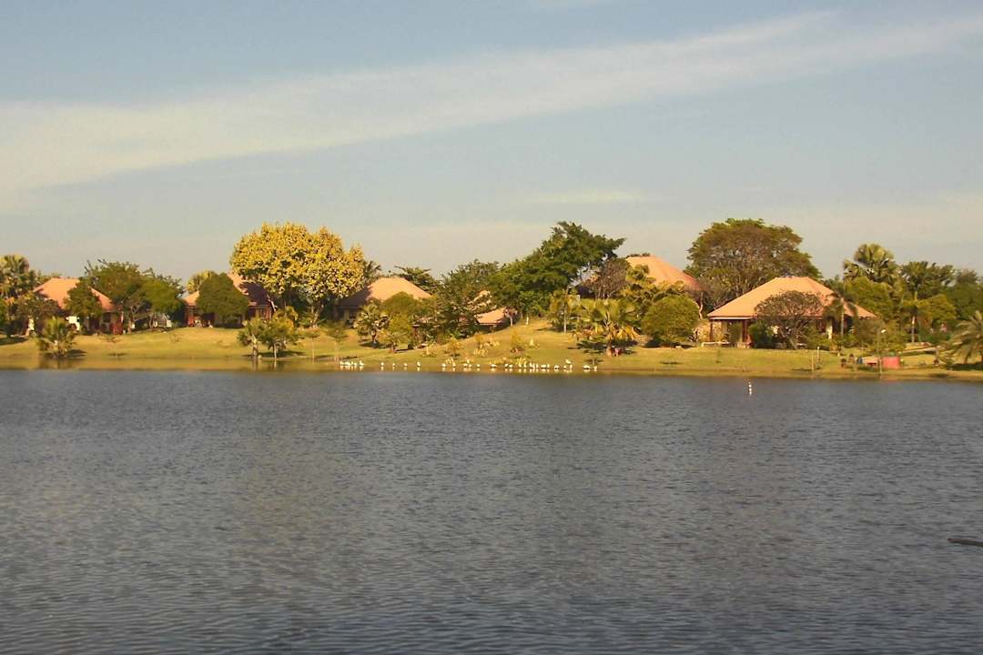 Großzügiger Teich in der Hotelanlage. Aureum Palace Hotel & Resorts Nay Pyi Taw